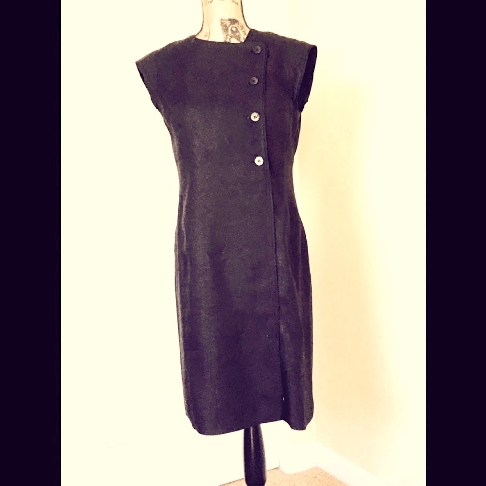 Beautiful black linen dress! Excellent.